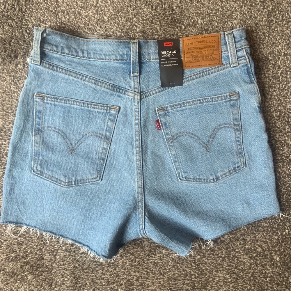 Trendy Levi’s ribcage shorts